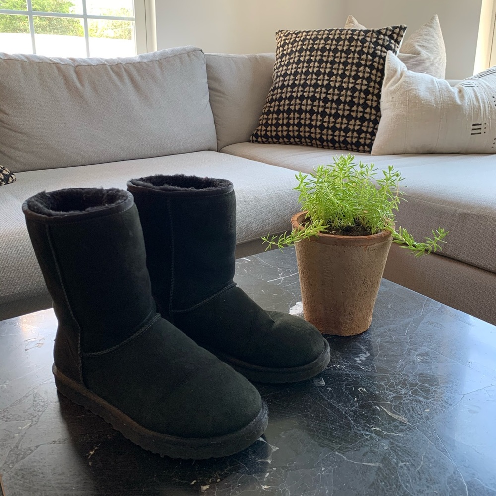 UGG Women’s Classic Short Boot (11) NWOB